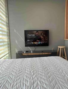 Schlafzimmer mit einem Bett und einem Flachbild-TV in der Unterkunft Luxe Residance in International financial Center, close to watergarden mall in Istanbul