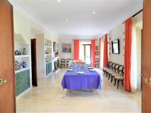 une salle à manger avec une table bleue et des chaises dans l'établissement Ca Nostra de Esporles Charming Estate at Esporlas for families, à Esporlas