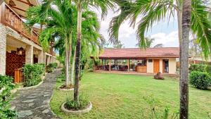 un patio con palmeras frente a una casa en Alona42 Resort, en Panglao