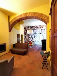 een woonkamer met een bank en een stenen muur bij Perugia Abbraccio Etrusco in Perugia