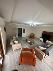 ein großes Wohnzimmer mit Sofas und einem Sofa in der Unterkunft green city yalıncak in Cimenli