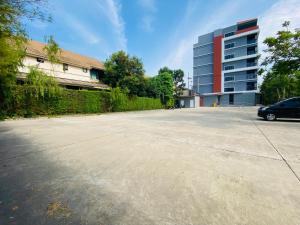 een lege parkeerplaats voor een gebouw bij Le Vernissage by Goad Avadhess Hospitality in Pattaya
