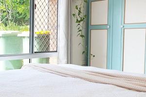 uma cama num quarto com uma janela em Entire Guest Suite - Close to Beach - Pets Welcome em Gold Coast