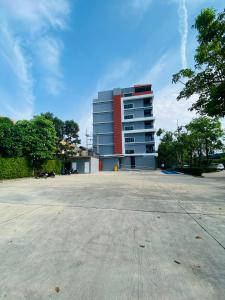 een grote parkeerplaats voor een gebouw bij Le Vernissage by Goad Avadhess Hospitality in Pattaya