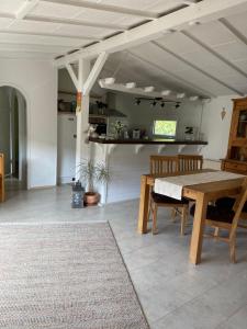 ein Esszimmer mit einem Holztisch und einem Teppich in der Unterkunft Ferienhaus Sternschnuppe in Limbach