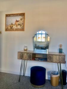 een bureau in een kamer met een foto aan de muur bij SEAFRONT SANCTUARY Beautiful Art Deco Apartment with Stunning City & Sea Views in Brighton & Hove