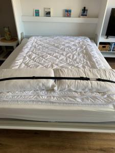 Bett in einem Zimmer mit einer weißen Matratze in der Unterkunft Haus Westerhörn am Strand in Westerland