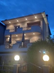 un grande edificio con due luci davanti di FAMILY HOUSE a Kavala