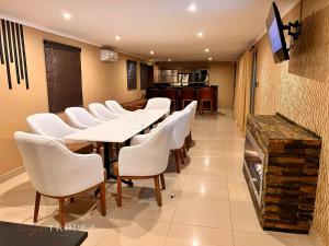 TV a/nebo společenská místnost v ubytování St Tropez Guest House