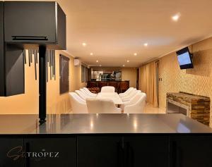 TV a/nebo společenská místnost v ubytování St Tropez Guest House