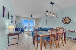 uma sala de jantar e sala de estar com mesa e cadeiras em Leeward Key 903 em Destin