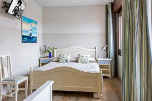 ヴィッラフランカ・ディ・ヴェローナにあるHotel San Pietroのベッドルーム1室(ベッド1台、テーブル2台、椅子付)