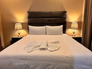 Postel nebo postele na pokoji v ubytování St Tropez Guest House