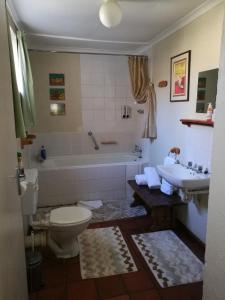 La salle de bains est pourvue d'une baignoire, de toilettes et d'un lavabo. dans l'établissement Walkerbouts Inn, à Rhodes