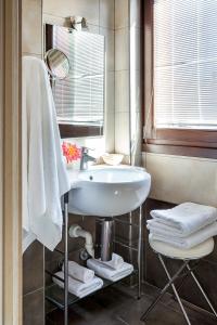 y baño con lavabo, espejo y toallas. en Hotel San Pietro, en Villafranca di Verona