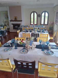 une grande salle à manger avec une table et des chaises dans l'établissement Hotel Isaraiko Spiti Agia Theodora, à Isaris