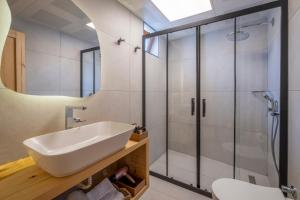 ein Bad mit einem Waschbecken und einer Dusche in der Unterkunft Audo Studio Hotel in Antalya