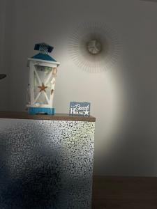 stół z lampką i latarnią morską w obiekcie Pensiunea CASID w mieście Eforie Nord