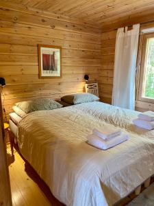 Giường trong phòng chung tại Teno Charm - Riverside Cottage