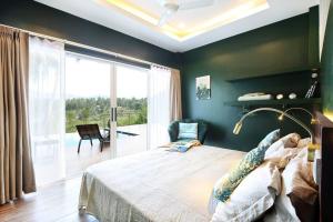 ein Schlafzimmer mit einem großen Bett und einer Glasschiebetür in der Unterkunft Jungle So Chic, Private Paradise with Lake View in Ko Phangan + 61 Fotos