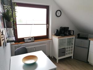 een woonkamer met een tafel en een raam bij Ferienwohnung Abby in Butjadingen