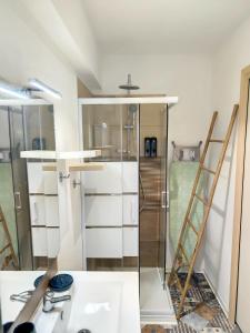 Ένα μπάνιο στο Sublime appart rénové duplex centre ville 4pers wifi