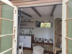 uma cozinha com um balcão e uma janela num quarto em Bellingen Hideaway Tiny Home- Breathe. Discover. Renew. em Bellingen