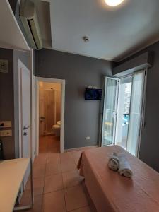Habitación con 1 dormitorio con 1 cama y baño. en Hotel Originale by ALEhotels, en Rímini