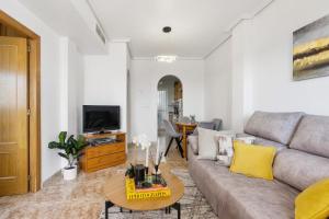 TV a/nebo společenská místnost v ubytování CB Living - Homely apartment Ciñuelica, Punta Prima