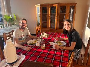ダル・エス・サラームにあるHaika Home Lodgeの食卓に座って食べ物を食べる女 +20枚の写真