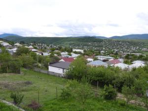 eine Luftansicht einer Kleinstadt mit Häusern in der Unterkunft Dusheti23 in Dushetʼi