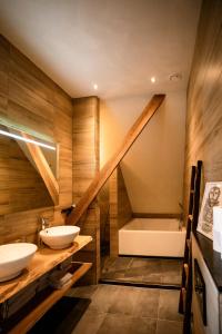 een badkamer met 2 wastafels en een bad bij B&B de Sfeerhoeve in Beilen