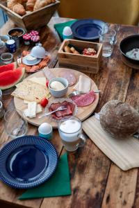 una mesa de madera con platos de comida. en B&B de Sfeerhoeve, en Beilen