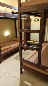 Cette chambre comprend 2 lits superposés et une fenêtre. dans l'établissement Chacha Homestay & Dormitory, à Ruteng