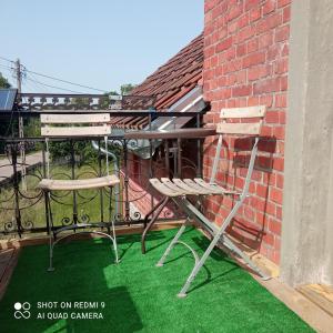 une paire de chaises et une table sur un balcon dans l'établissement Zofiówka, à Stare Jabłonki