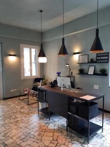 een bureau met een laptop erop bij Hotel Alabama by ALEhotels in Rimini
