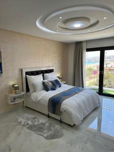 Bella Address Hotel Beach في السعيدية: غرفة نوم بسرير مع سقف دائري