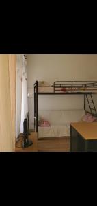 1 dormitorio con 2 literas y altavoz en Studio vieux port Marseille, en Marsella