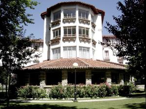 un gran edificio blanco con techo de baldosa en Hostal Ayestaran I, en Lekunberri