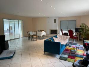 a living room with a couch and chairs and a table at Villa entre bordeaux et saint emilion in Cursan