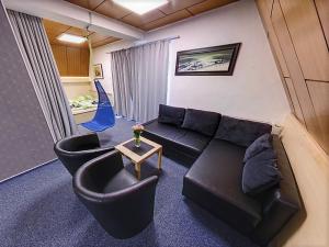 ein Wohnzimmer mit einem Sofa und einem Tisch in der Unterkunft Vila Anna Wellness in Halenkov