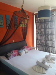 1 dormitorio con 1 cama con toallas en Art Studios Benitses, en Benitses