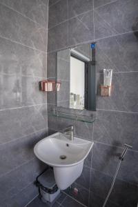 a bathroom with a sink and a mirror at Hotel Thanh Nhung in Da Lat