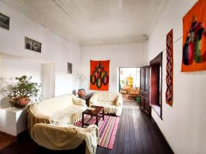 Sala de estar con 2 sofás y mesa en Rummy Hostal en Uyuni