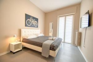 1 dormitorio con 1 cama con una foto de bicicleta en la pared en B&B Civico 168 Bellerofonte en Avellino