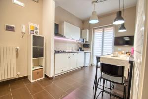 una cocina con encimera y algunas sillas. en B&B Civico 168 Bellerofonte, en Avellino