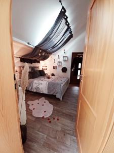 ein Schlafzimmer mit einem Bett und ein Zimmer mit einer Tür in der Unterkunft Gite avec SPA privé in Drulingen