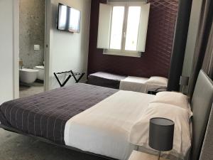 Habitación de hotel con 2 camas y baño en VILLA ACTEA, en Vasto