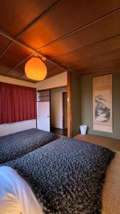 ein Schlafzimmer mit einem großen Bett in einem Zimmer in der Unterkunft Sanga Nikko in Nikko