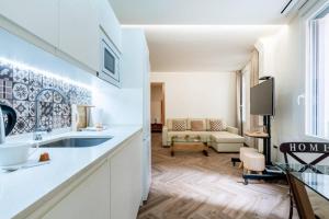 kuchnia z blatem i salon w obiekcie Murillo Fantastic apartment downtown Sevilla w Sewilli